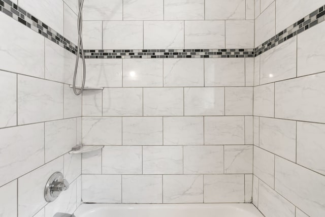 bathroom featuring tiled shower / bath