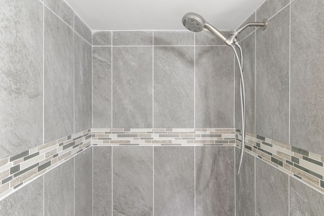 room details featuring tiled shower