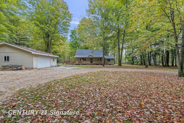 view of yard featuring an outdoor structure and a garage