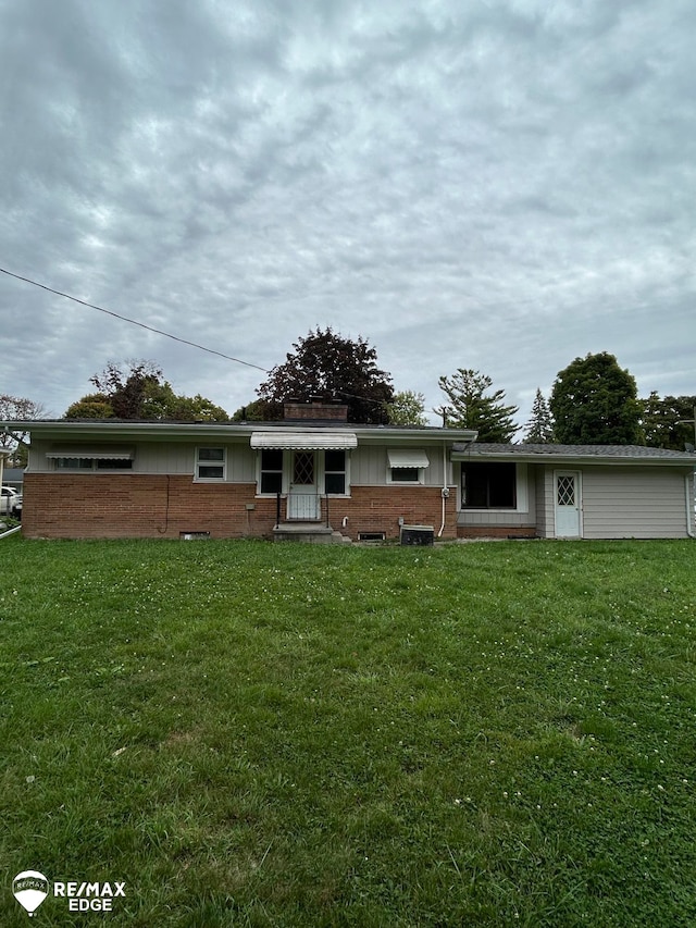 back of house featuring a yard