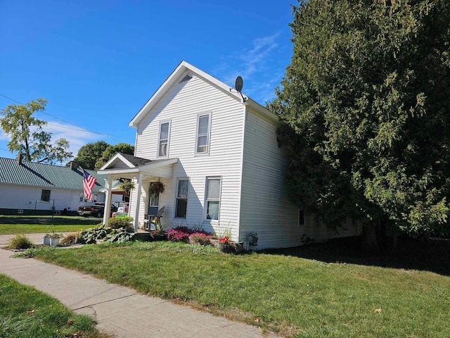 view of front of property featuring a front yard and covered porch