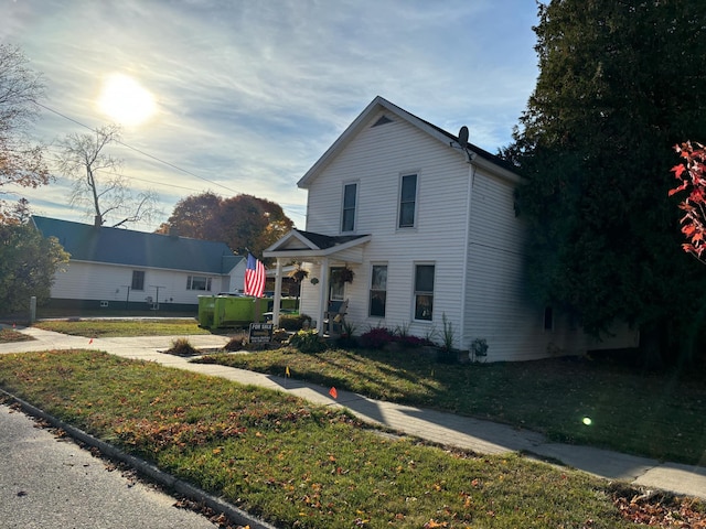 front of property featuring a front lawn