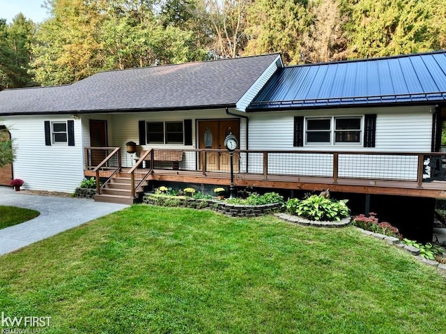 view of front of house featuring a front yard