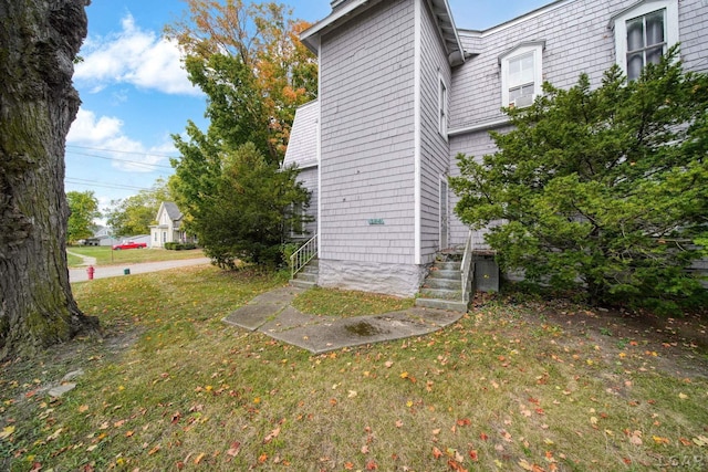 view of side of property featuring a lawn