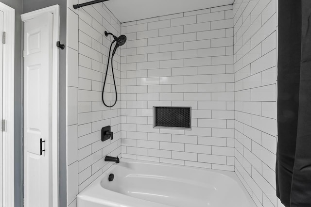 bathroom featuring tiled shower / bath combo