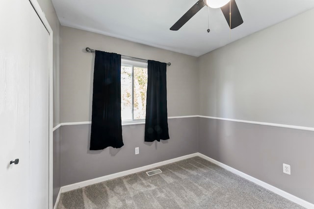 carpeted empty room featuring ceiling fan