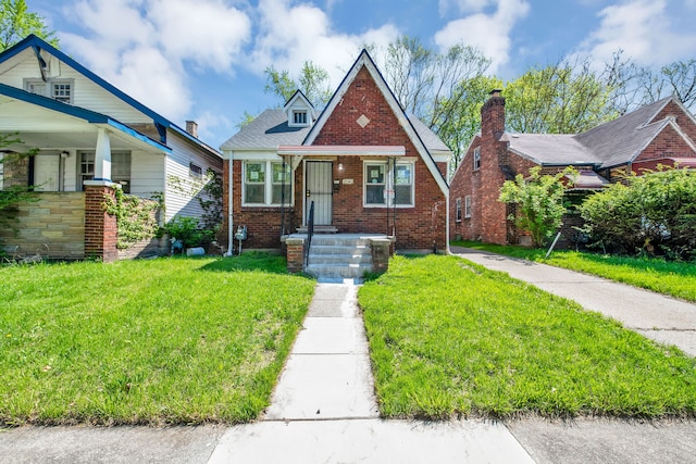 view of front facade featuring a front yard