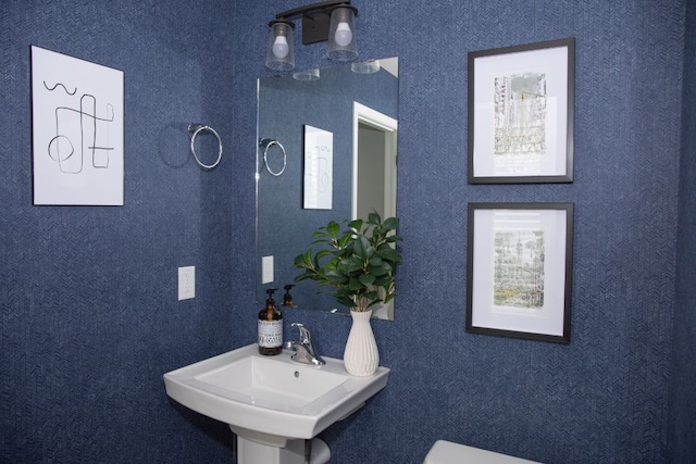 bathroom featuring sink