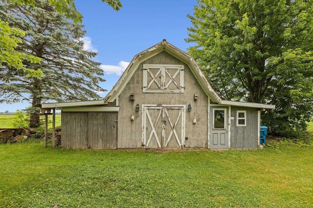 view of outdoor structure featuring a yard