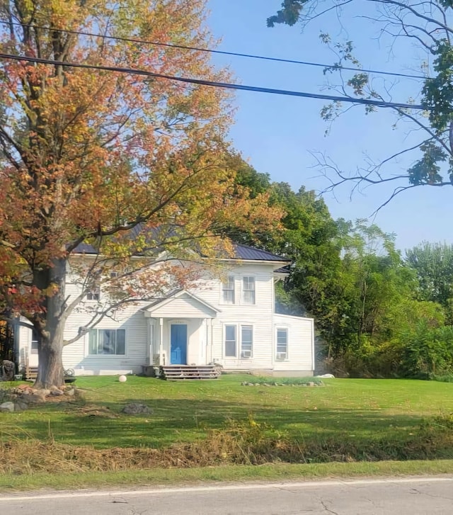 view of front of home featuring a front yard