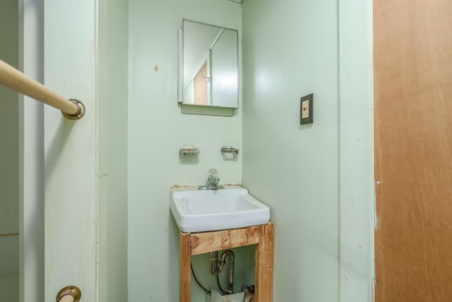 bathroom featuring sink