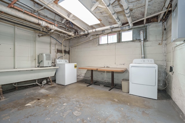 basement featuring washer and clothes dryer