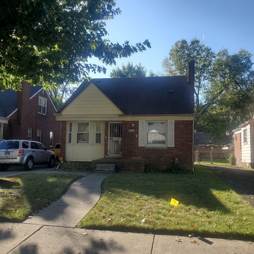 view of front facade with a front yard