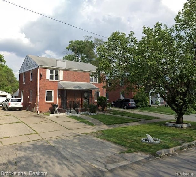 view of front of house featuring a front yard