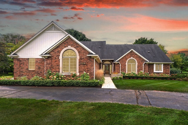 view of front facade with a yard