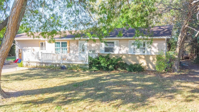 ranch-style home featuring a front lawn