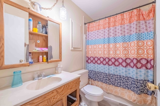 bathroom featuring a shower with shower curtain, vanity, and toilet