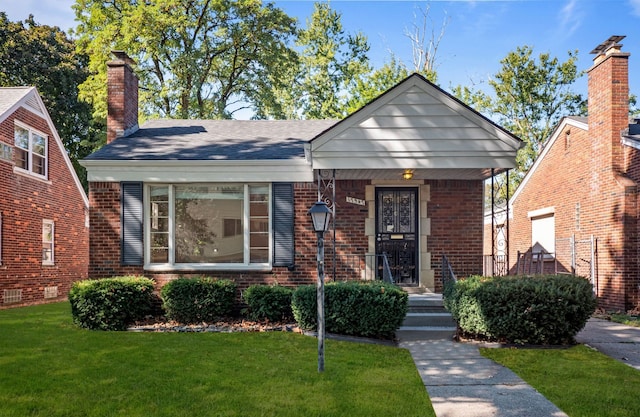 bungalow featuring a front lawn