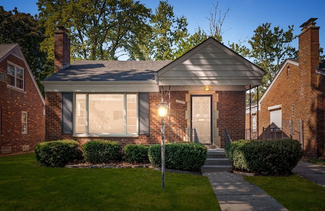 view of front of property featuring a front lawn