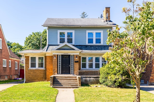 view of front of property featuring a front lawn