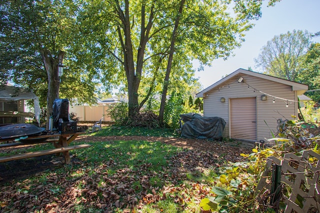 view of yard featuring a storage unit