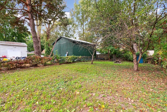 view of yard featuring an outbuilding