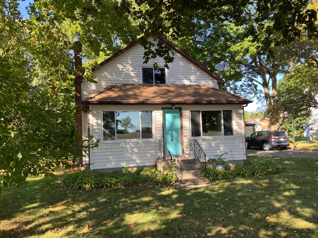 view of front of home featuring a front lawn