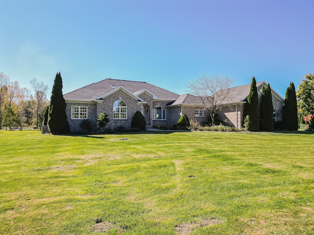 single story home with a front yard