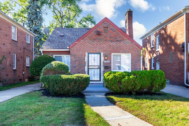 view of front of property with a front yard