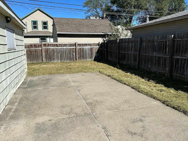 view of yard with a patio area