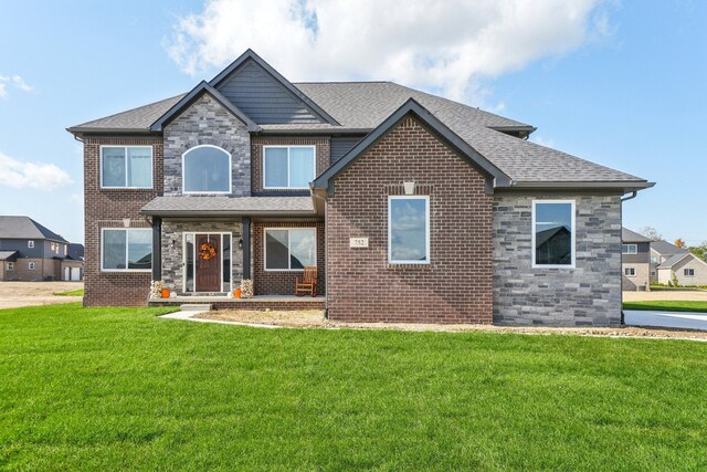 view of front of property featuring a front lawn