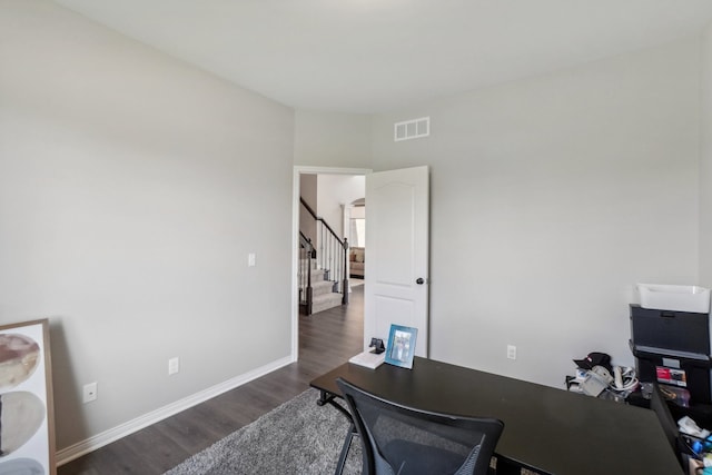 office area with visible vents, dark wood-type flooring, and baseboards