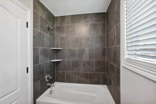 bathroom with tiled shower / bath