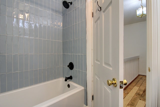 bathroom with tiled shower / bath