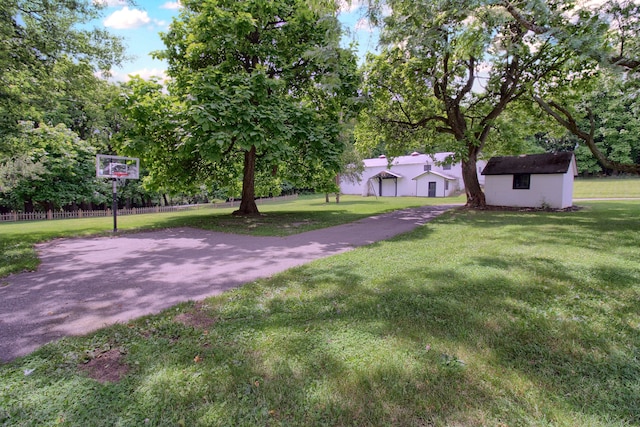 view of yard with an outbuilding