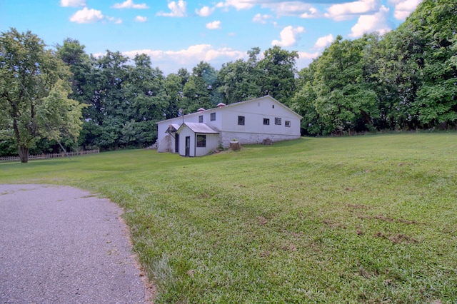 view of front facade featuring a front yard