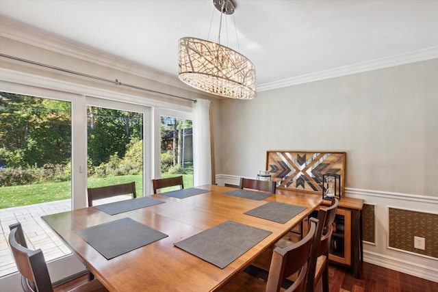 dining area featuring crown molding, dark hardwood / wood-style floors, and an inviting chandelier