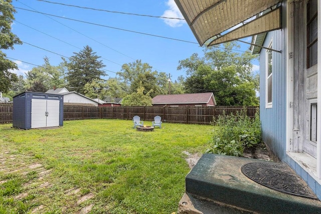 view of yard with a shed