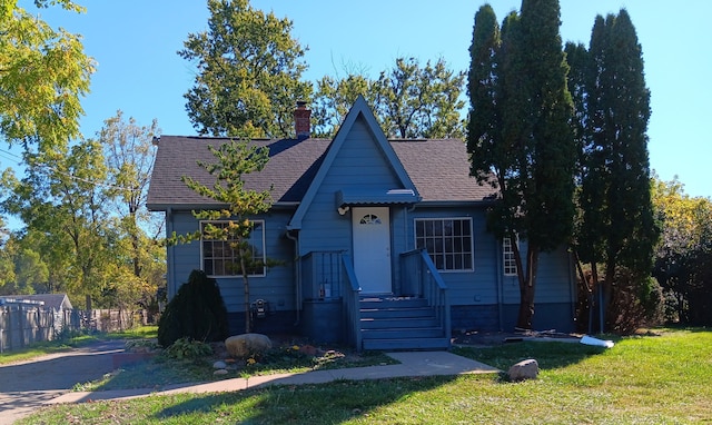 view of front of property featuring a front yard