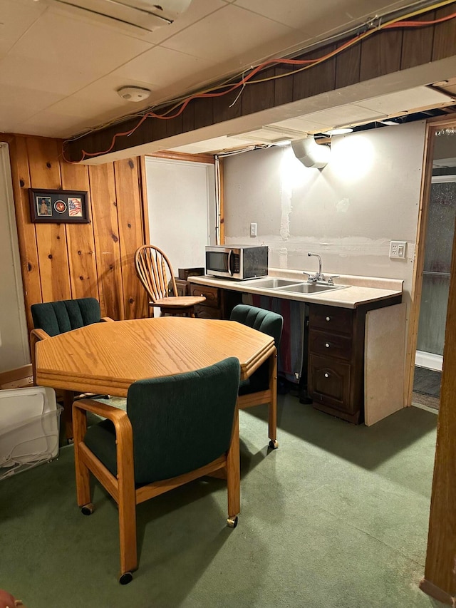 dining area featuring sink and carpet