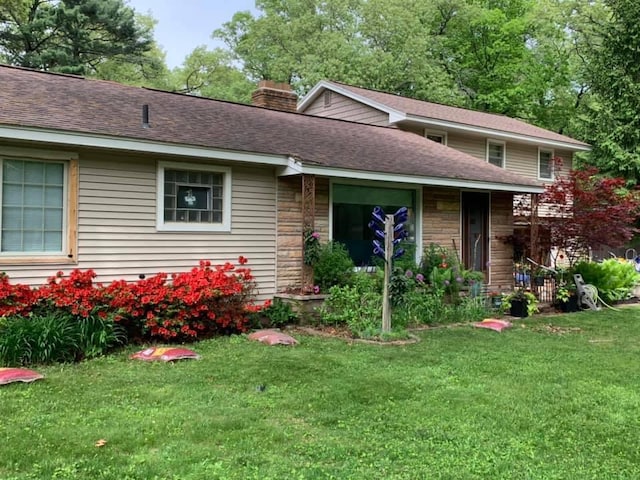 view of front of property featuring a front lawn