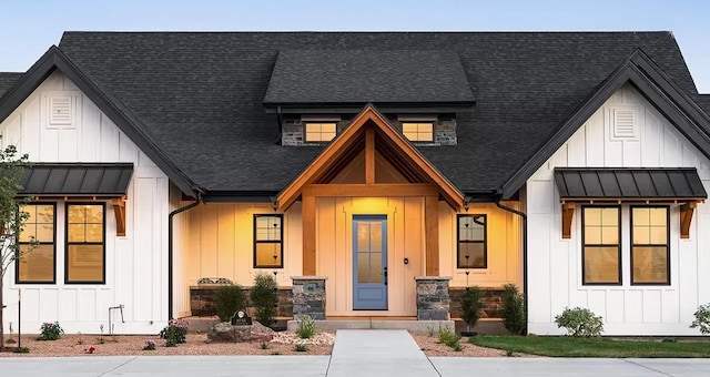 view of modern farmhouse style home