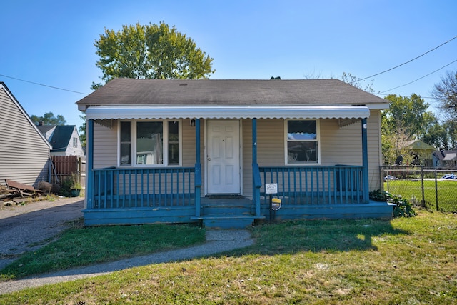 bungalow-style home featuring a front lawn and a porch