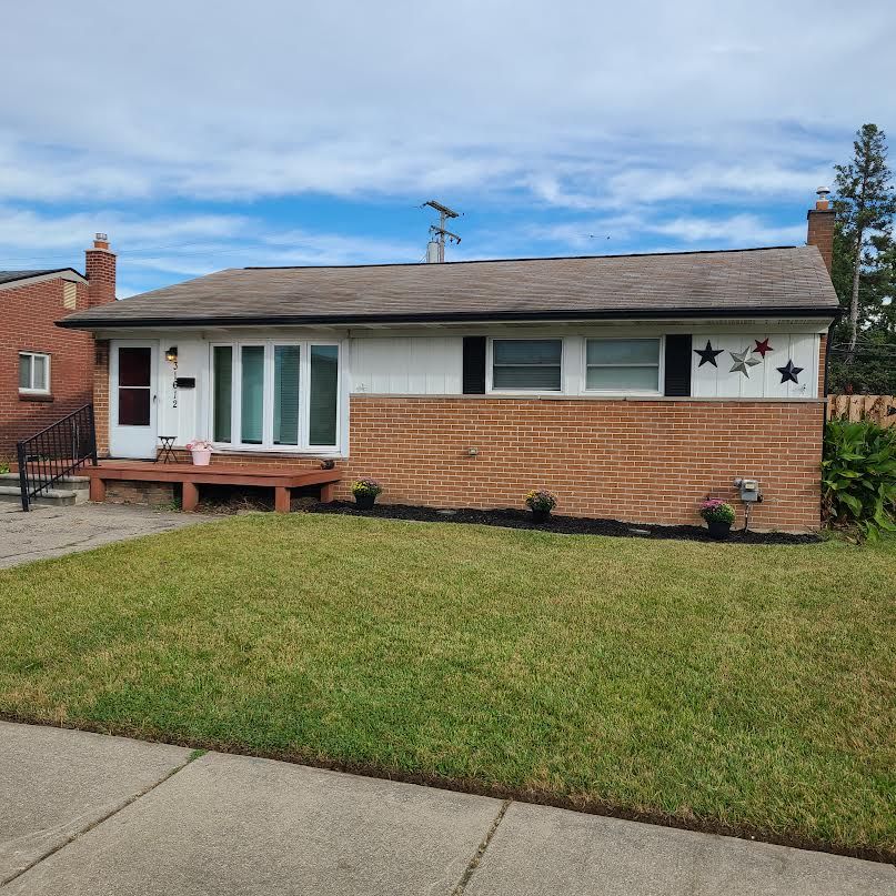 view of front of home featuring a front yard