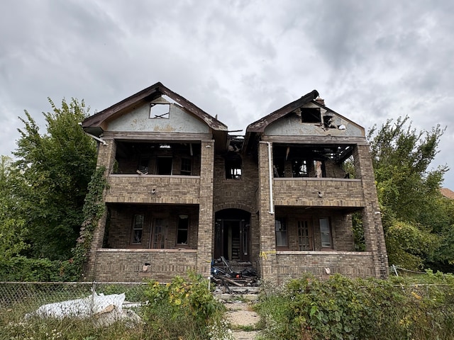 view of front of property featuring a balcony