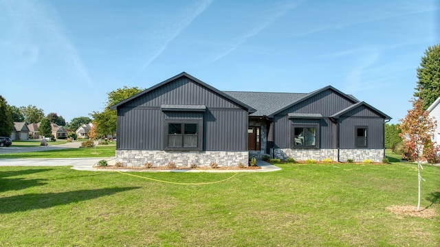 modern farmhouse featuring a front yard