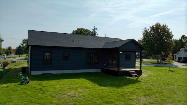 back of house featuring a lawn