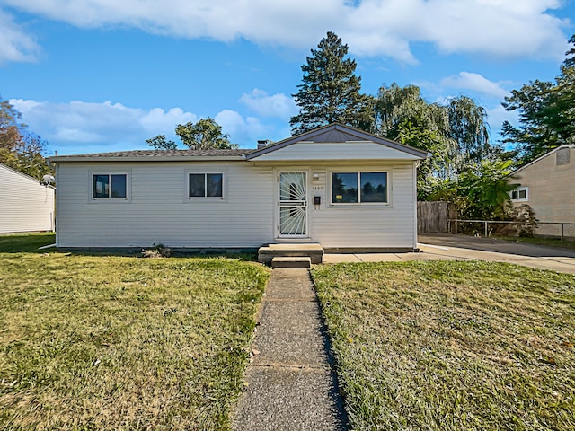 view of front of house featuring a front lawn