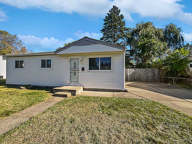 view of front facade with a front yard