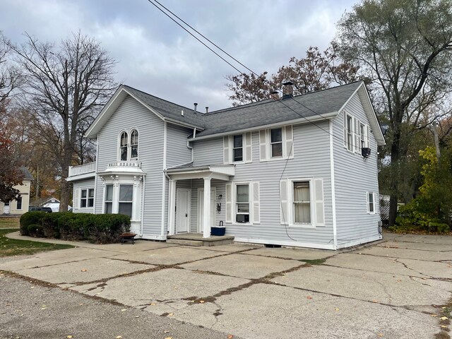 view of front property